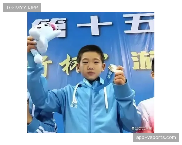 潘展乐训练日啃方便面，转头机场行李堆成小超市，这差别太带感